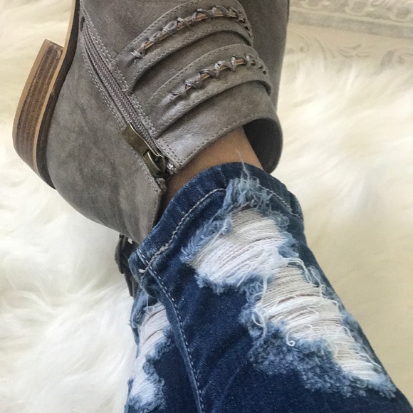 Destructed Skinny Jean - Picture 6 of 8